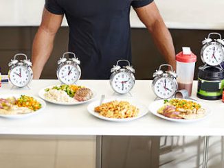 Sportif qui prépare des repas équilibrés pour toute la journée