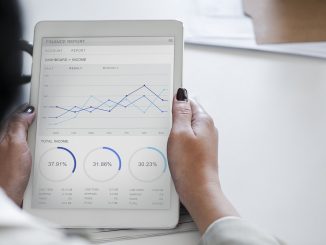 femme regardant des statistiques sur une tablette
