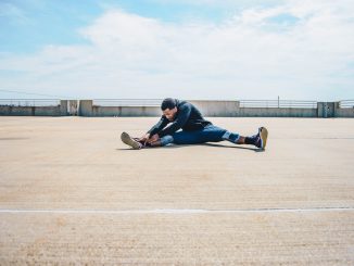 Jeune homme qui fait des étirements après sa séance de sport