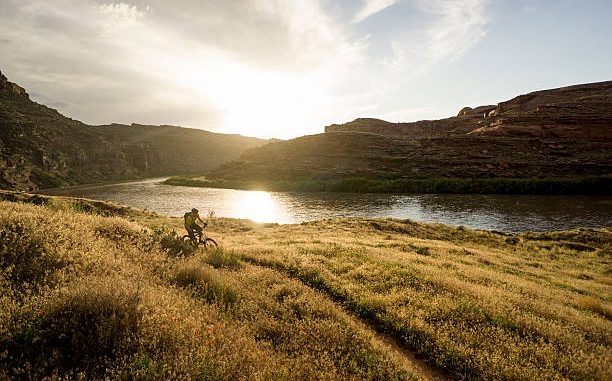 VTT Homme qui fait du VTT lors de son voyage à l'étranger