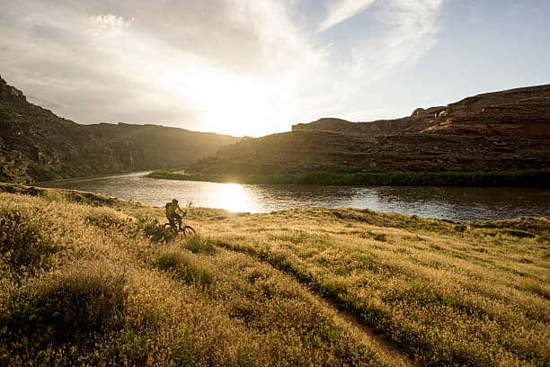 Homme qui fait du VTT lors de son voyage à l'étranger