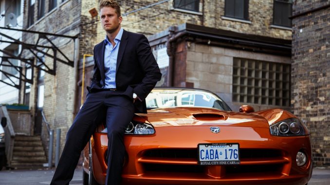Voiture de sport Homme chic appuyé contre une voiture de sport