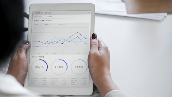 statistiques-tablette femme regardant des statistiques sur une tablette