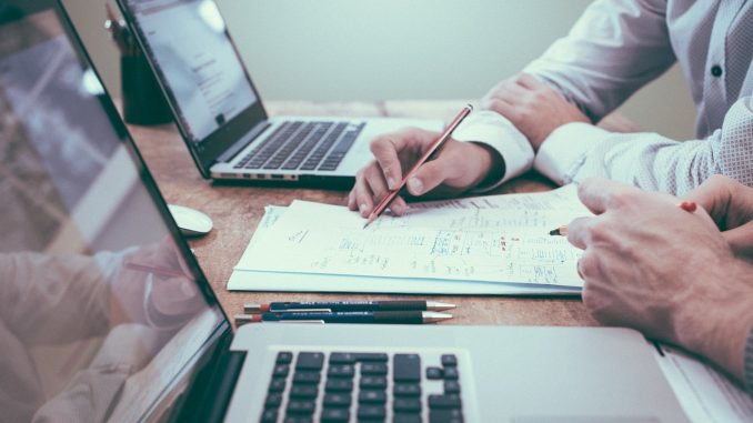 conseil-entreprise deux personnes travaillant sur ordinateur portable papier stylo