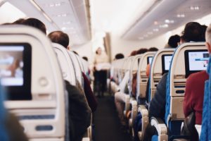 Allée centrale avion avec rangées de sièges des passagers