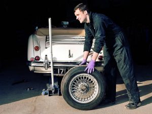 Mécanicien en train de changer un pneu de voiture