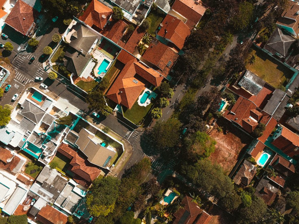 Un quartier résidentiel avec piscine vue de haut