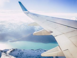 Aile avion au dessus d'un lac en journée