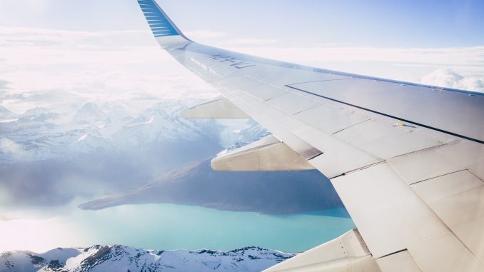 L'air durant un vol en avion Aile avion au dessus d'un lac en journée
