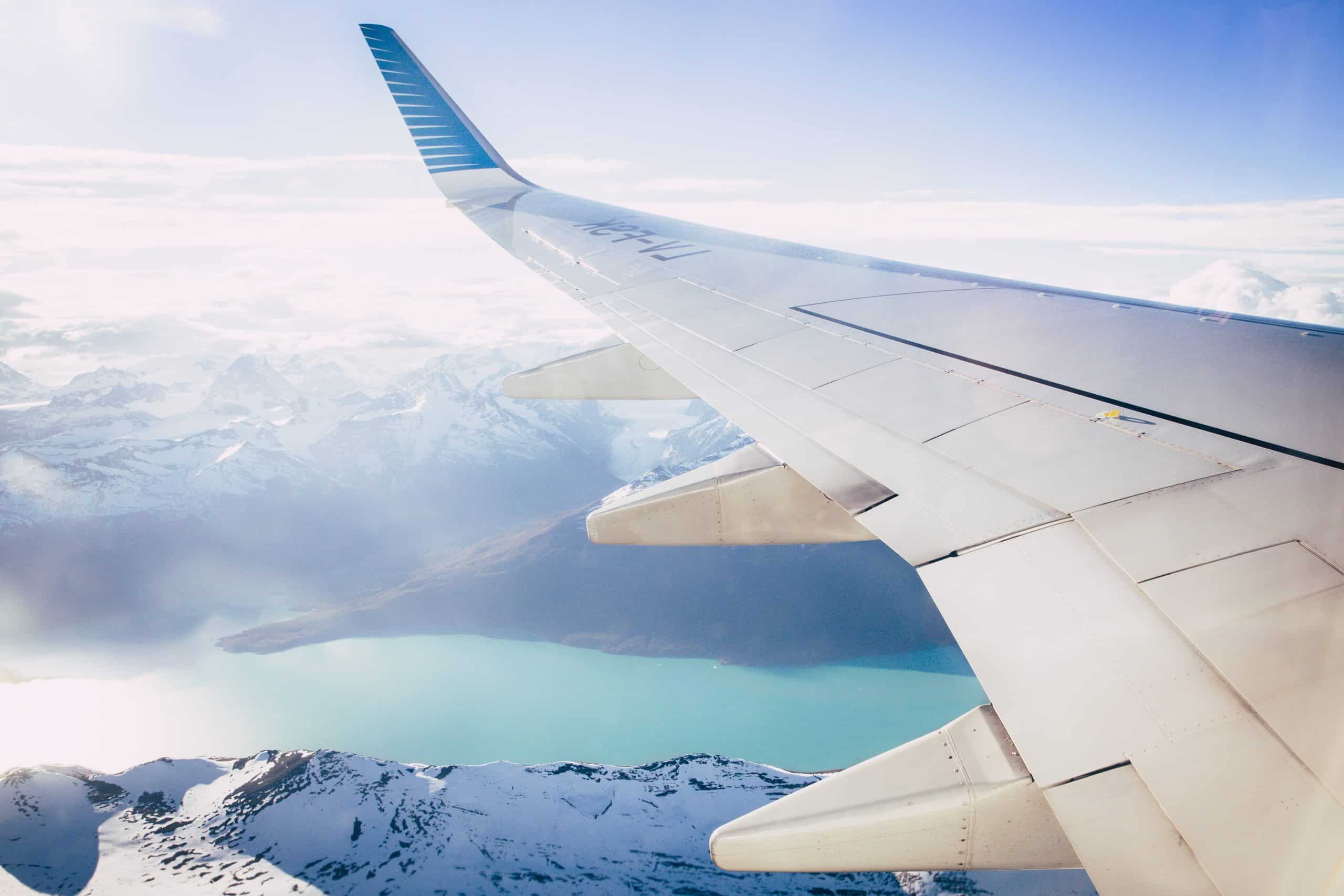 Aile avion au dessus d'un lac en journée