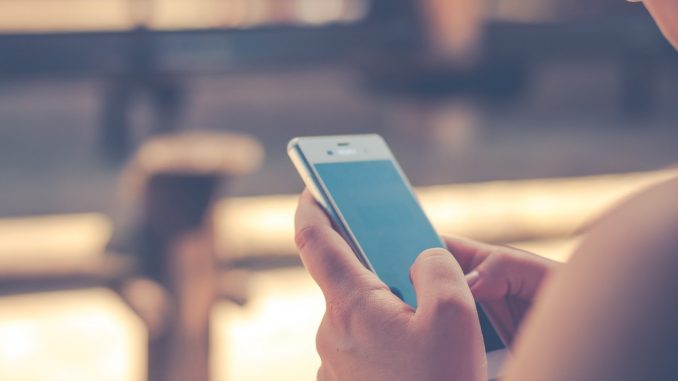 chaudiere-connectee Femme avec smartphone
