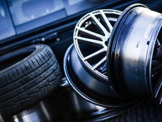 Pneus et jantes de voiture rangés dans un garage