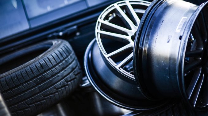 Pneu et jantes Pneus et jantes de voiture rangés dans un garage