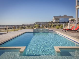 Piscine moderne à l'extérieur d'une maison contemporaine