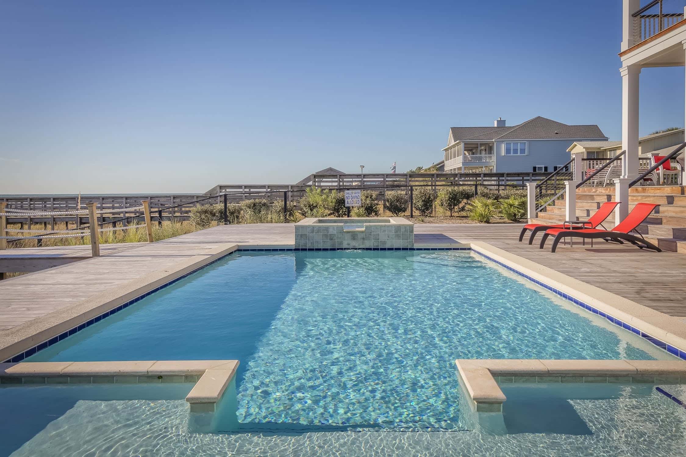 Piscine moderne à l'extérieur d'une maison contemporaine