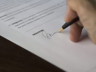 personne qui rempli un document administratif