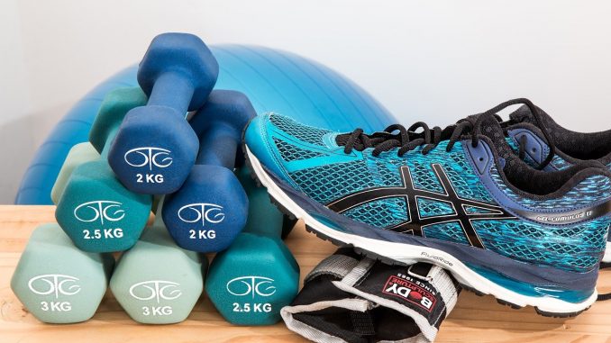 comment-choisir-sport chaussure de sport posée à côté de poids de musculation